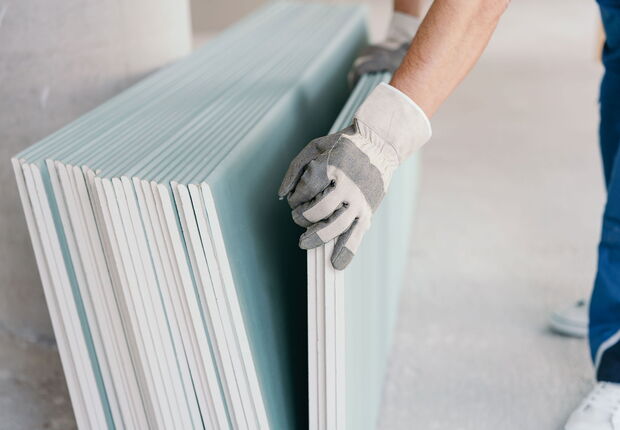 Gipsplatten werden von einem Handwerker aufgestellt