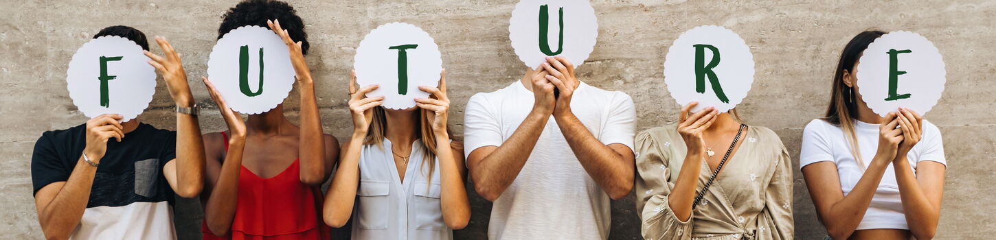 Thema Zukunft: Junge Menschen, die ihr Gesicht mit Buchstabenschildern verbergeben, die dann zusammen „Future“ ergeben.