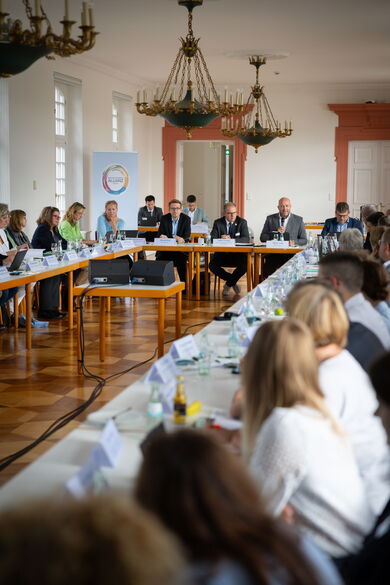 Besprechung bei der FNE Sitzung